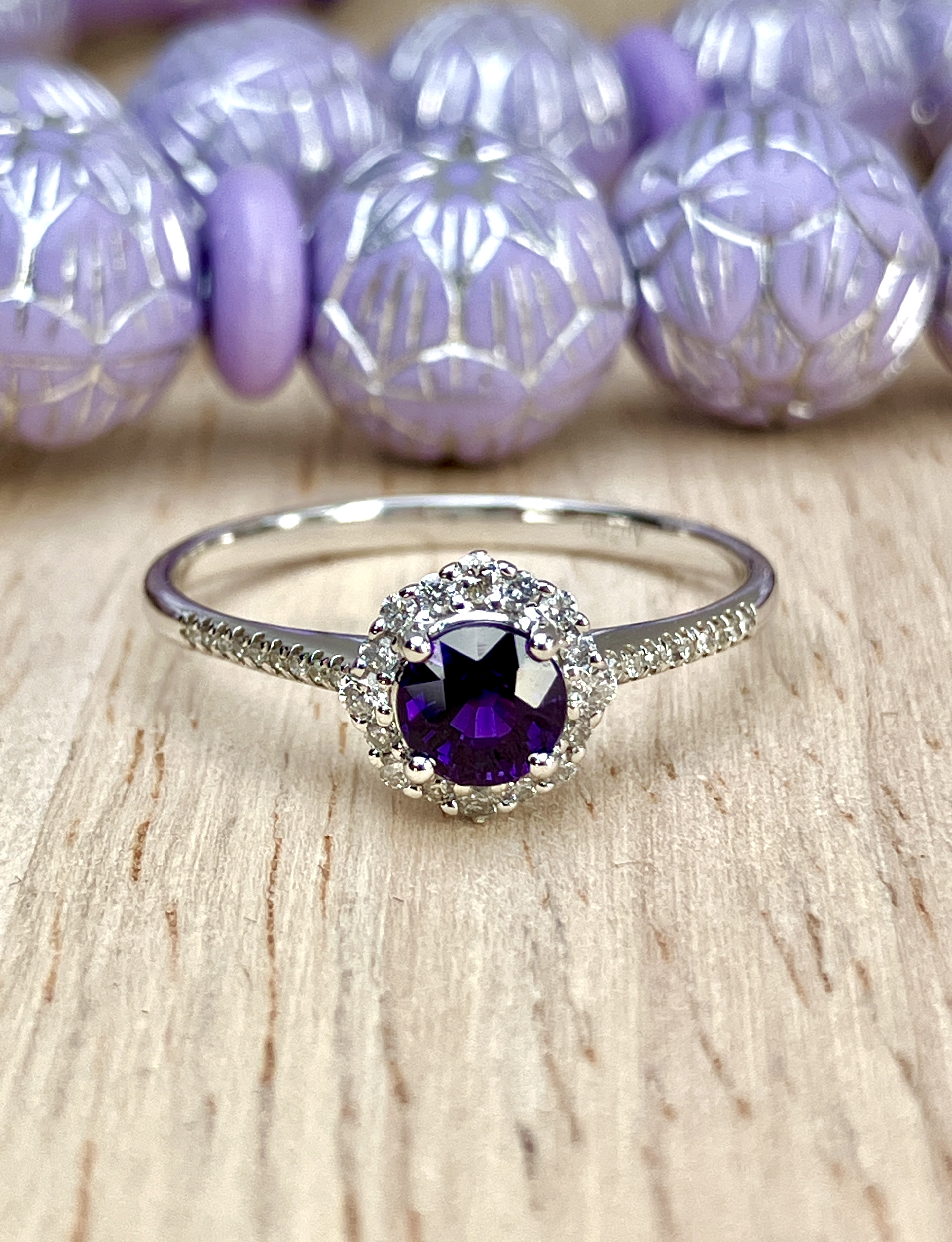 18K White Gold Round Violet Sapphire Ring 0.55 Carats