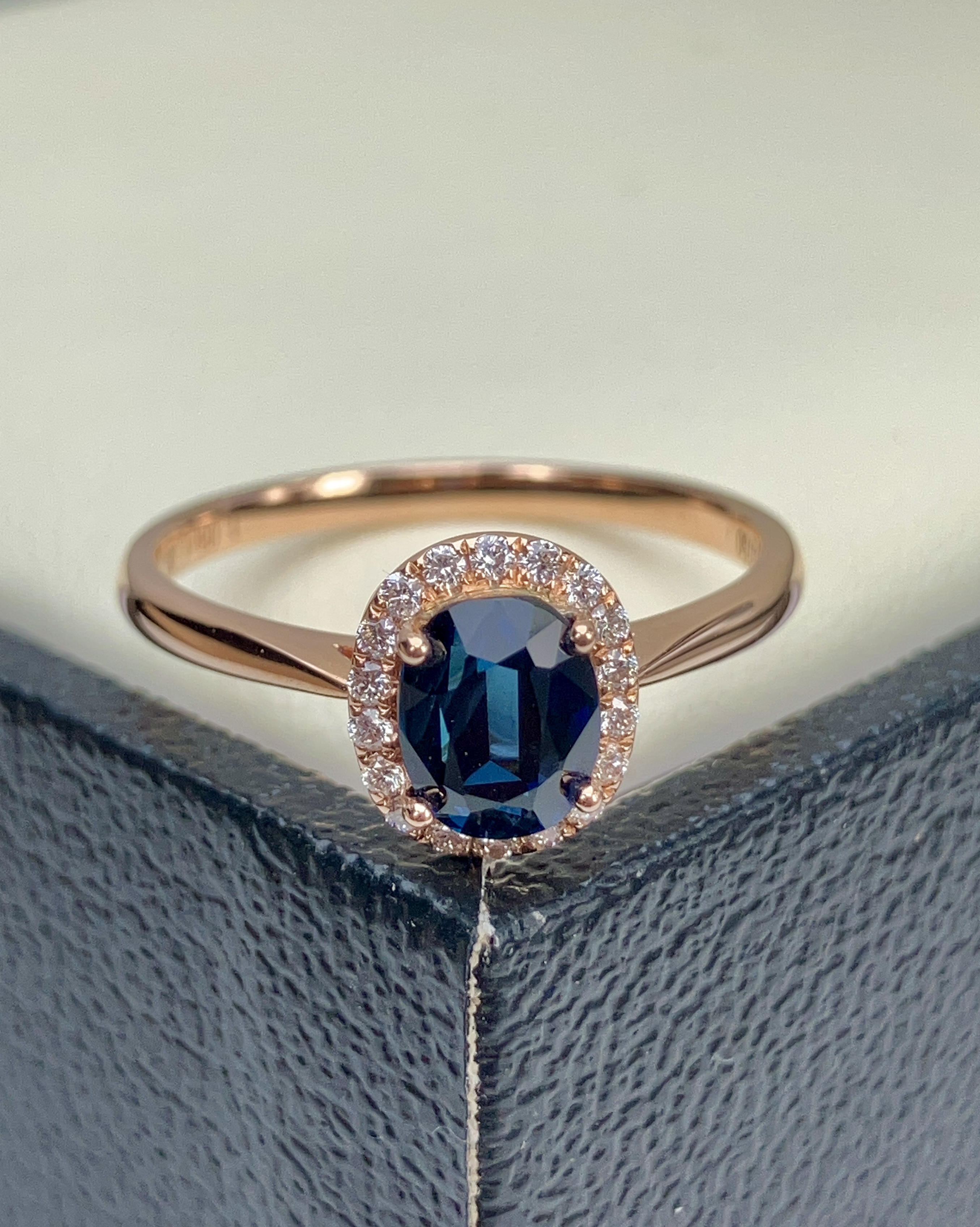 18K Rose Gold Ovel Blue Sapphire and Diamond Ring 1.05 Carats